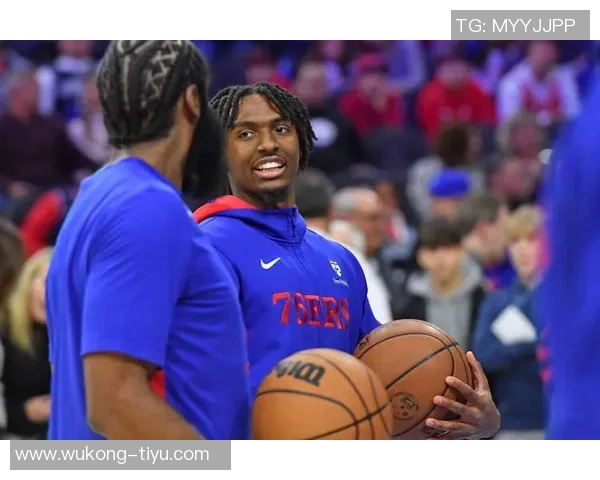 哈登绝杀三分遭打手心情低落却依然穿越人海温暖拥抱马克西母亲 哈登绝杀三分遭打手心情低落却依然穿越人海温暖拥抱马克西母亲