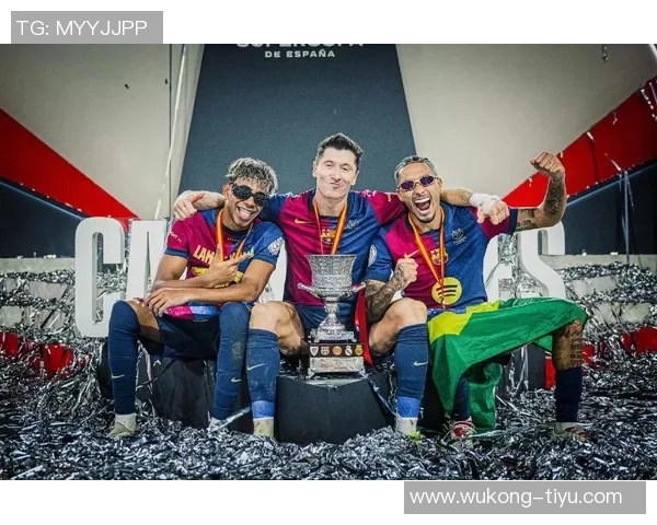 巴萨全新第四球衣发布向2005年经典国家德比致敬