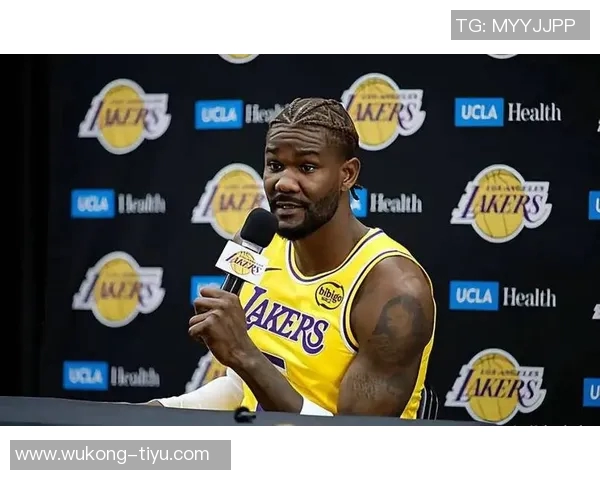 艾顿分享黑皮衣帅照展现独特魅力自律成就与众不同的能量